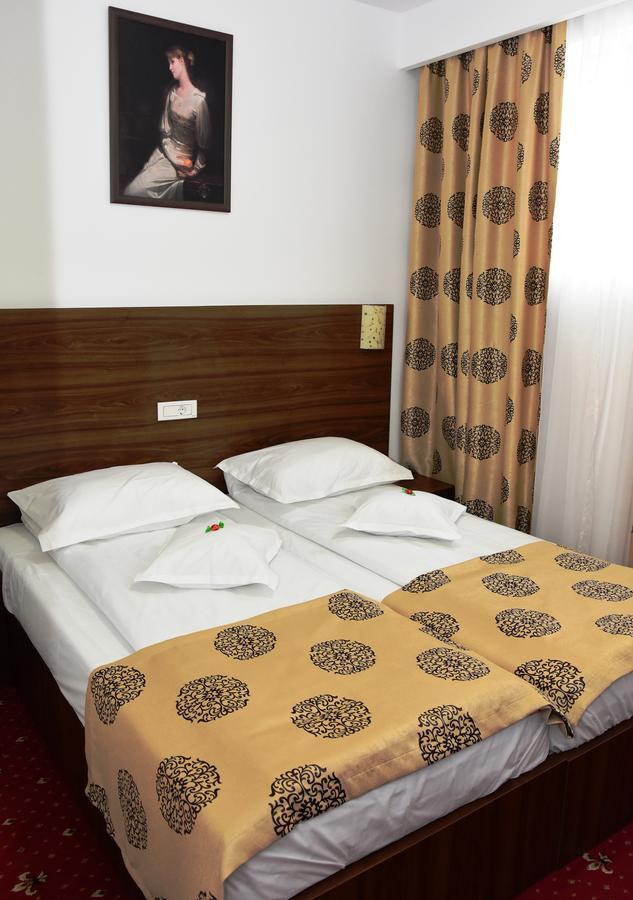 Hostel Orhideea บูเซา ภายนอก รูปภาพ
