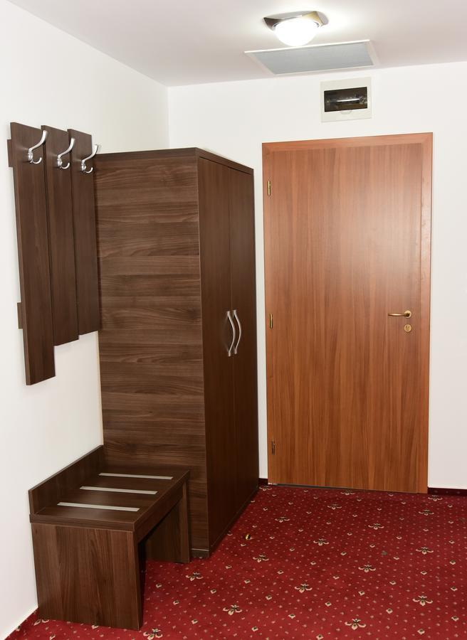 Hostel Orhideea บูเซา ภายนอก รูปภาพ