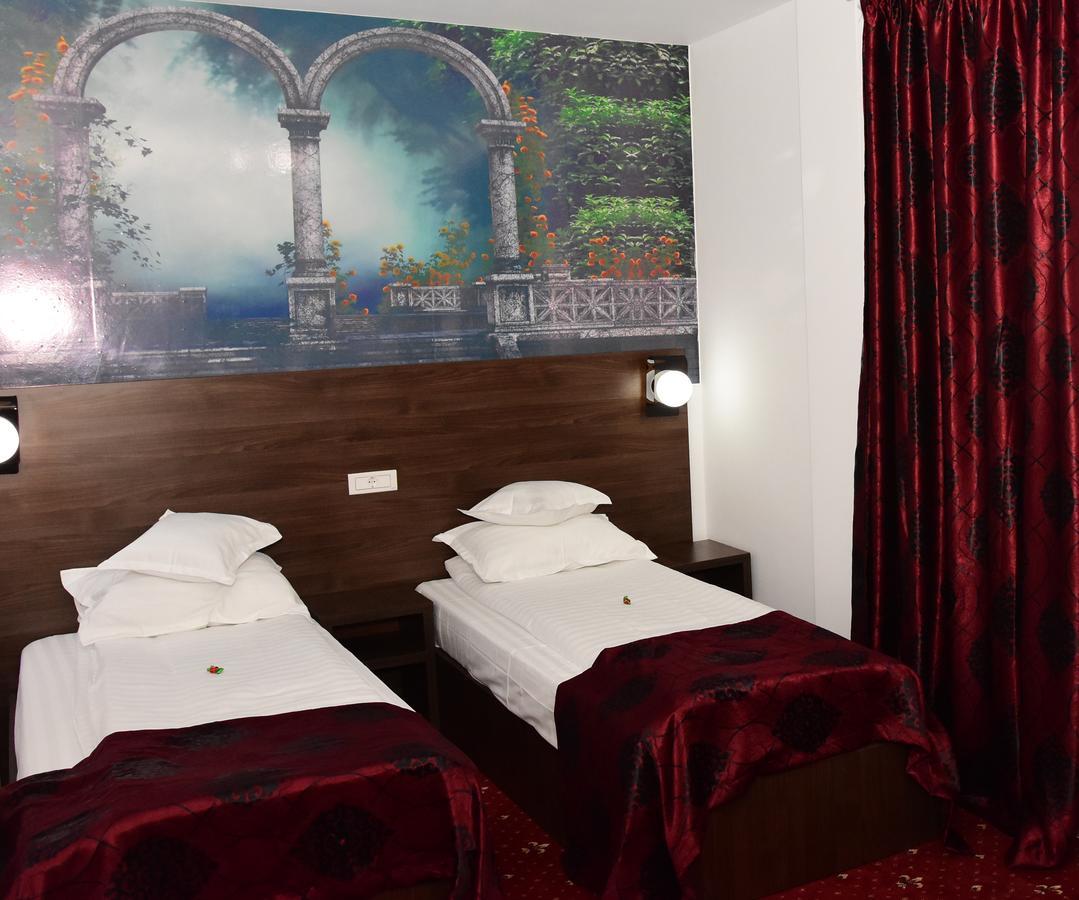 Hostel Orhideea บูเซา ภายนอก รูปภาพ