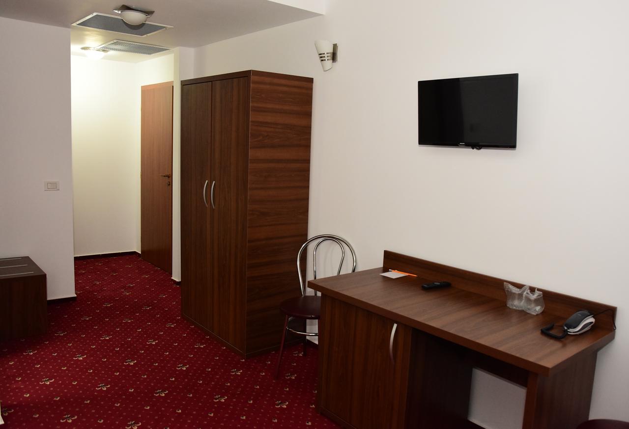 Hostel Orhideea บูเซา ภายนอก รูปภาพ